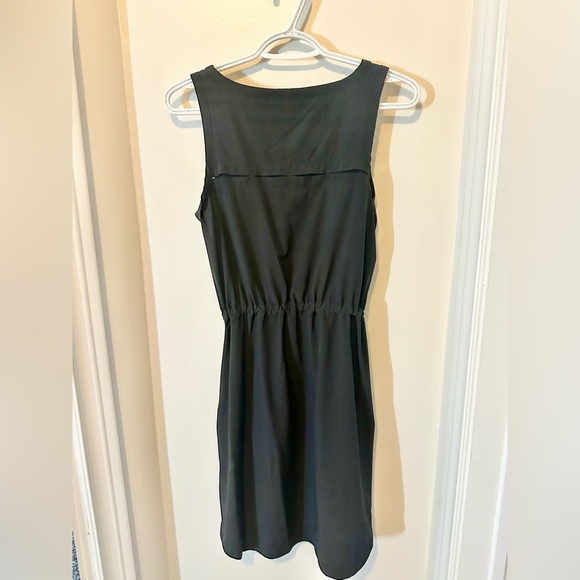 Black dress, great for travel - Picture 4 of 5